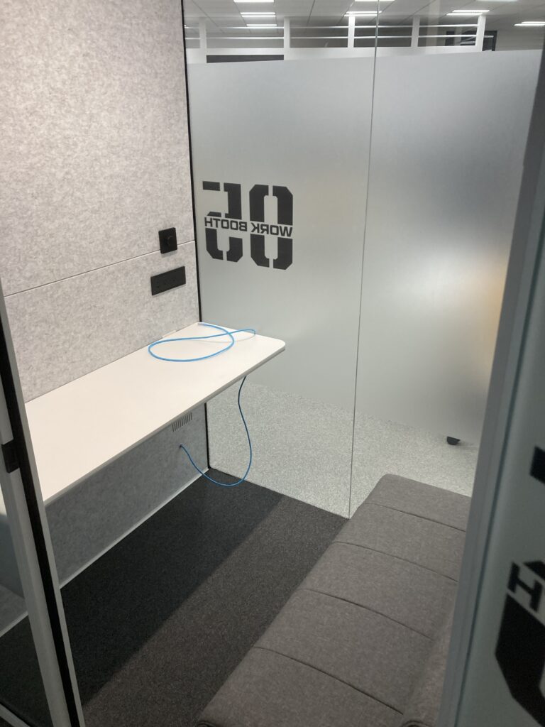 二人まで使用可能なワークブース内の写真