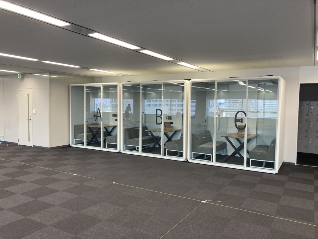 オフィスの中にミーティングブースを