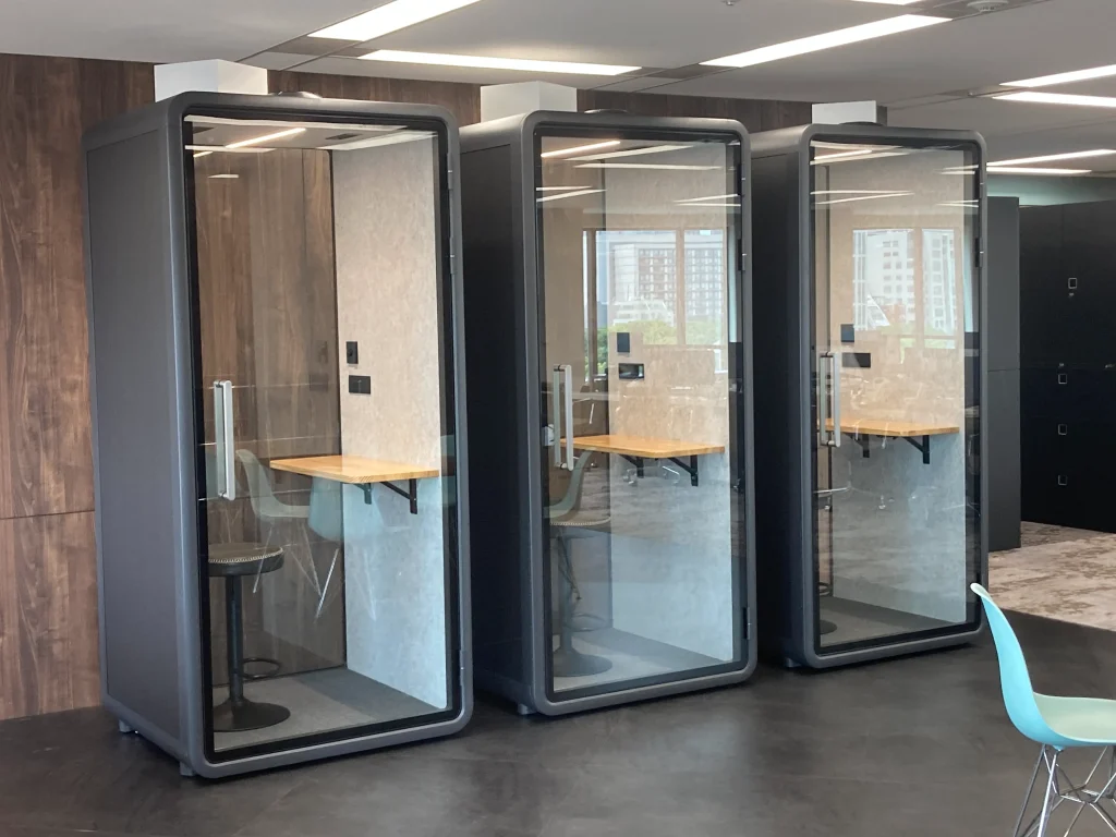 1名用個室ブース3台導入写真