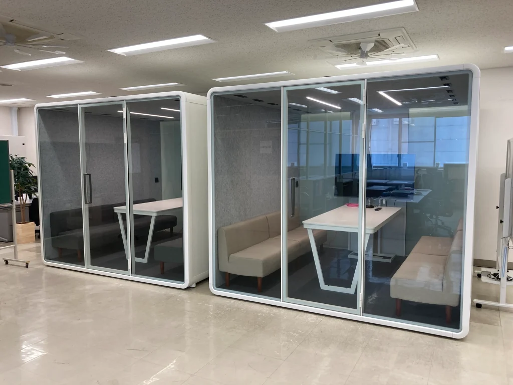 8名用ワークブース2台設置写真
