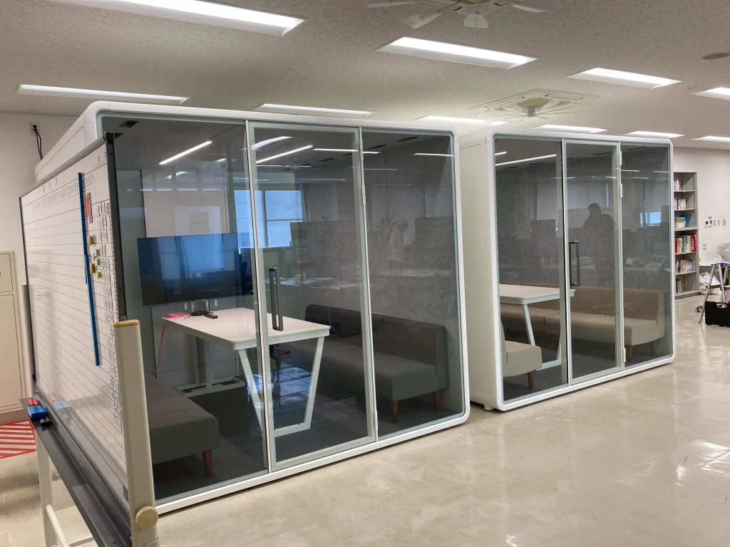 8名用ワークブース2台設置写真