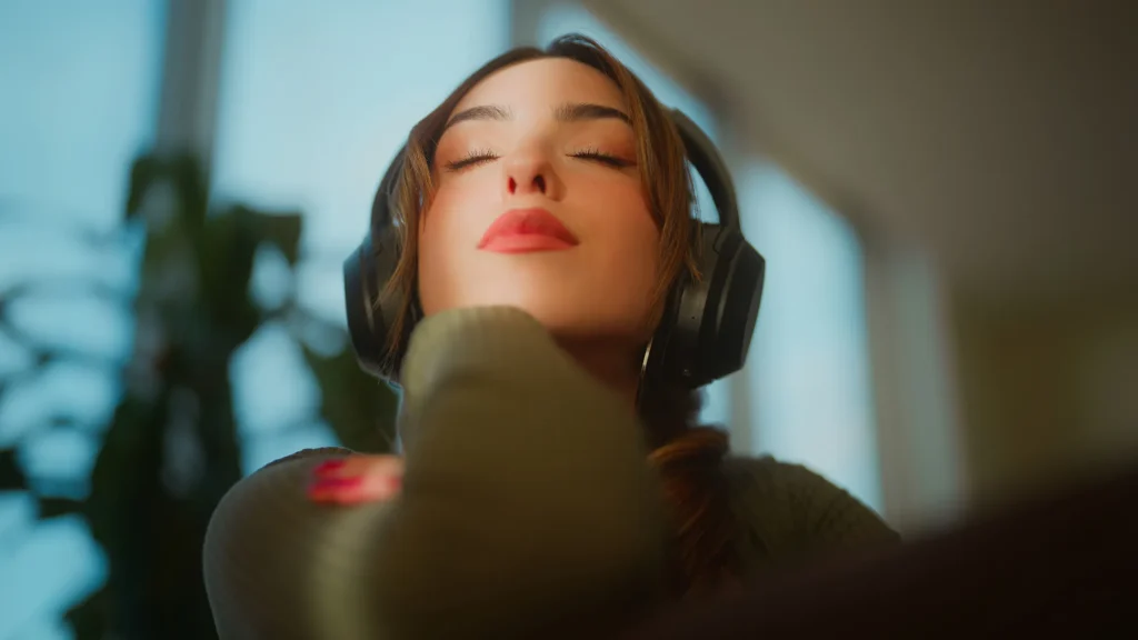 個室ブース内で音楽を聴く女性