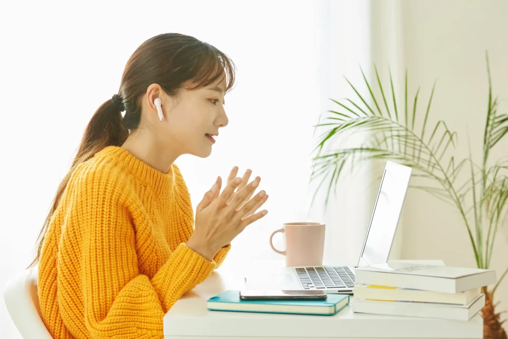 イヤフォンをして音楽を聴いて集中している女性の写真