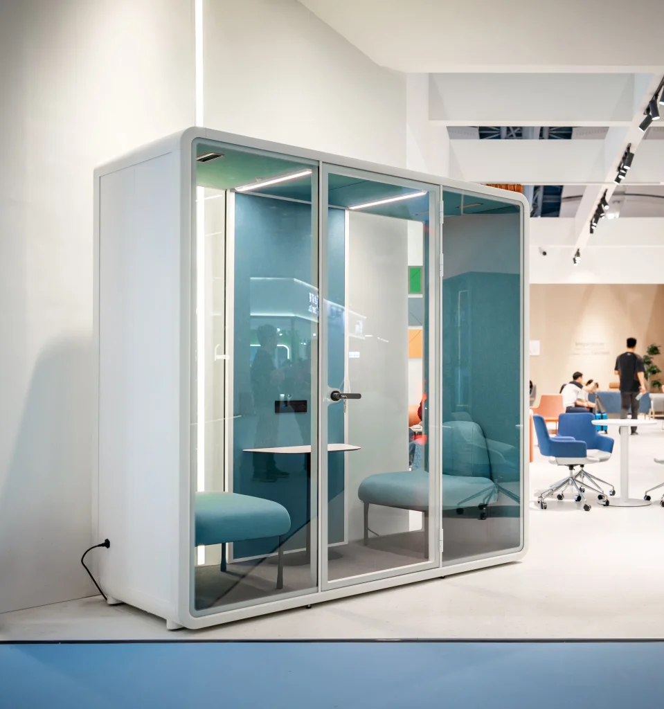 ２名まで利用できるフォンブース対面用の設置写真