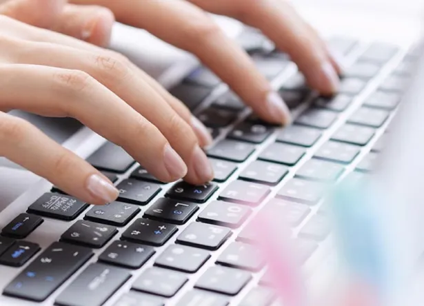 パソコンのキーボードを操作する手元