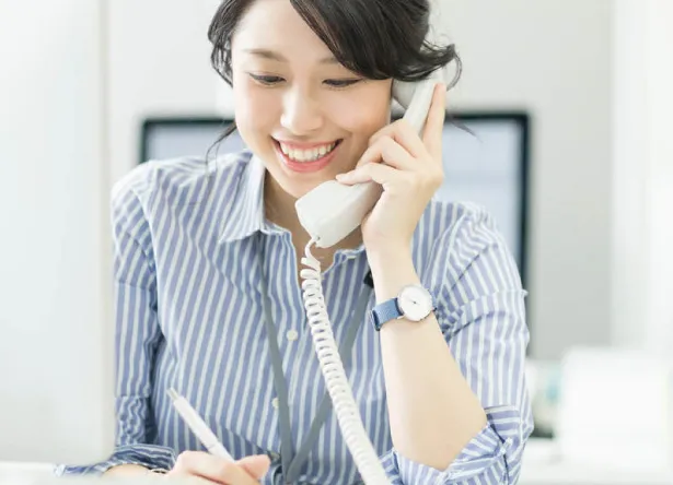お客様から電話を受け付ける女性