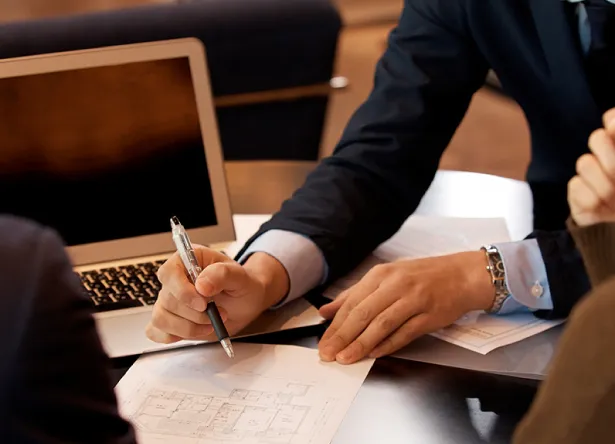 契約をまとめる営業マンの手元