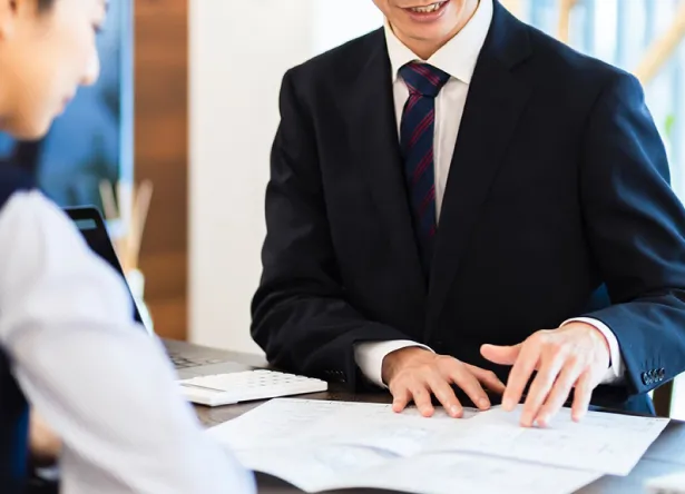 打ち合わせする営業マンの様子