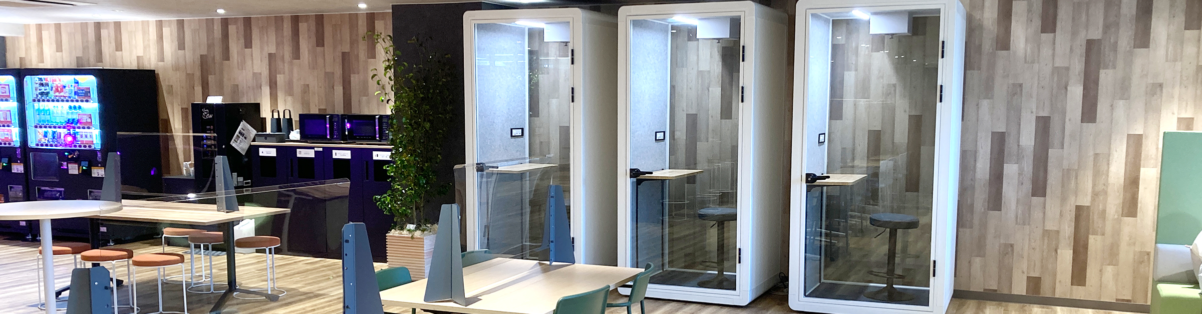 オフィスの一角にアイ・スペースSモデルを3台並べた写真