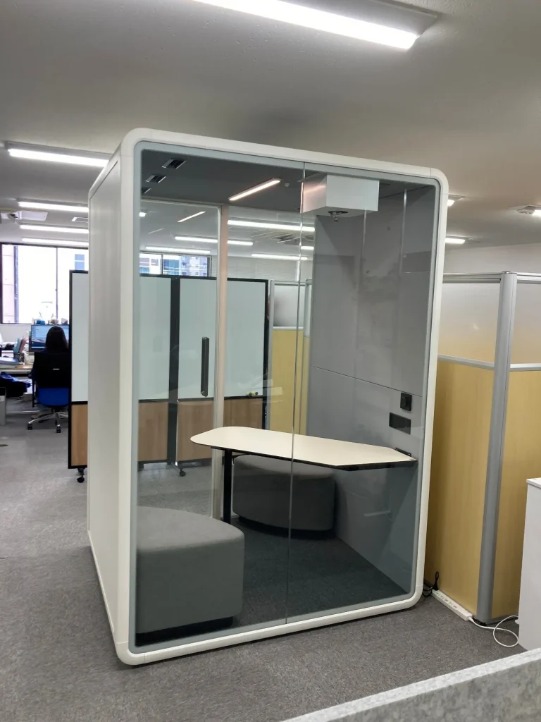 小型ブースを「2人用」にアレンジ