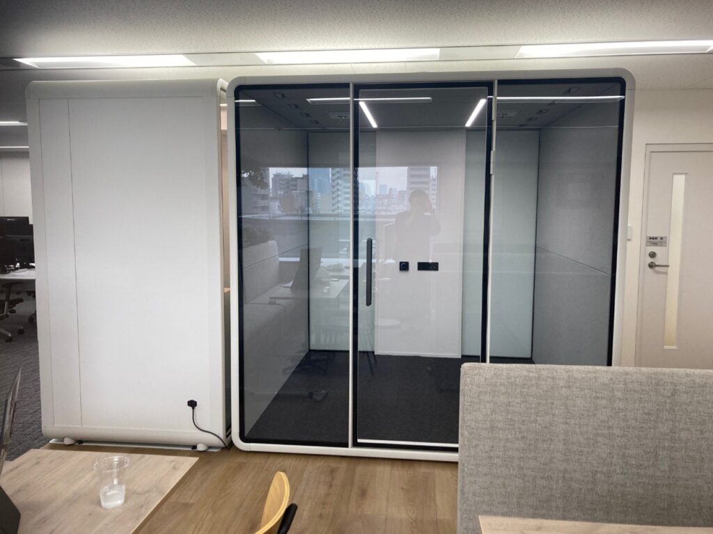 ワークブースで会議室不足を解消