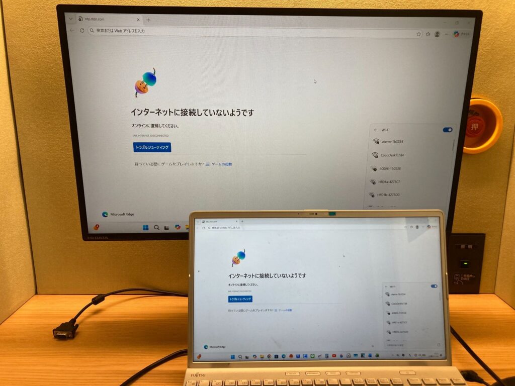 CocoDeskの机とモニター