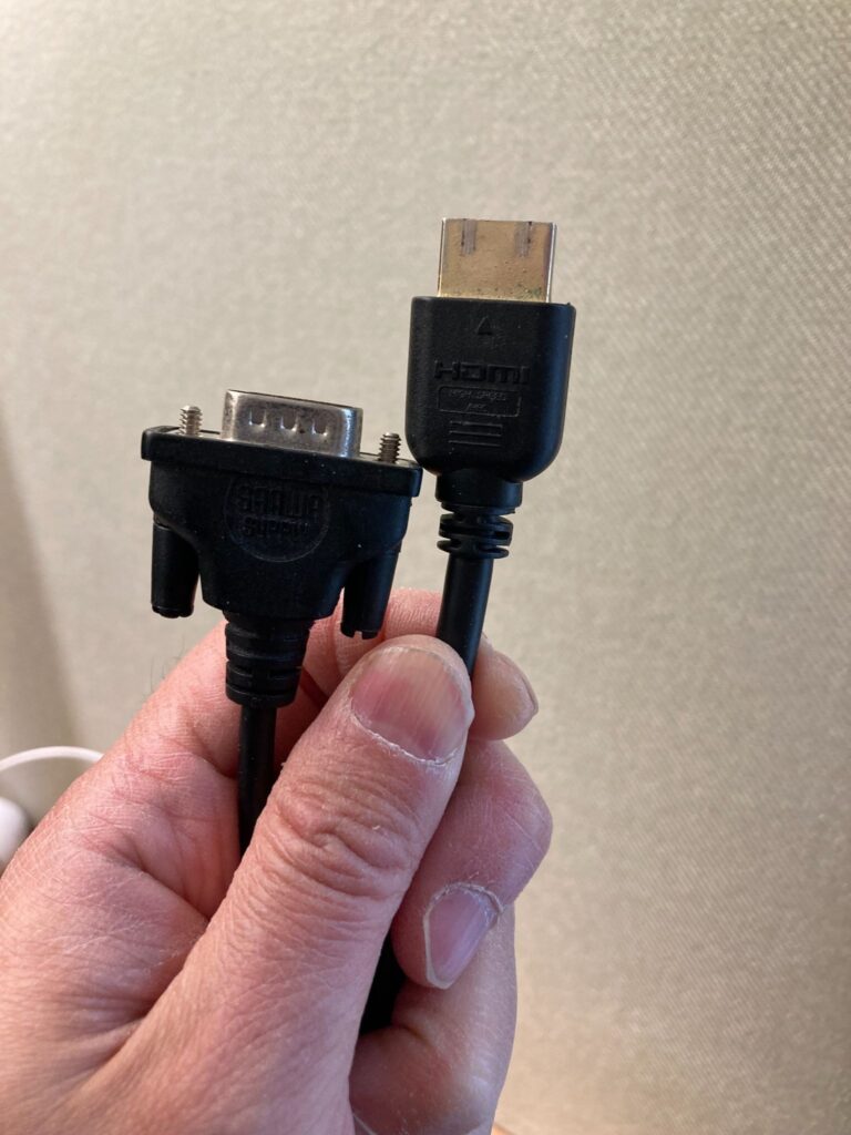 CocoDeskに付属の2タイプのケーブル