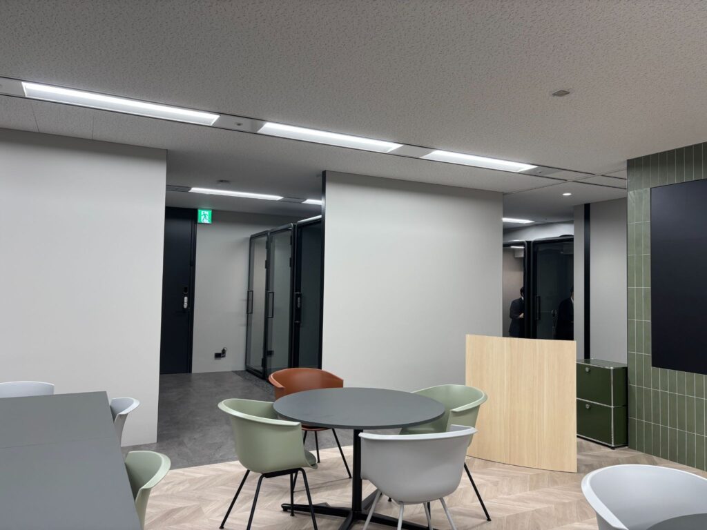 ミーティング終わりに打ち合わせられるよう「アイスペース』を配置